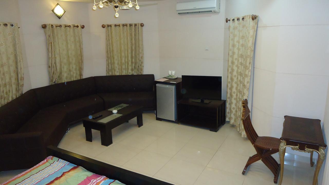 Midway Hotel & Restaurant Sadiqabad Exterior foto